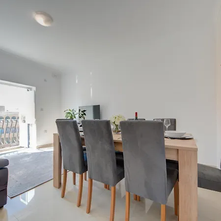 Secluded 3 Bedroom Close To Promenade * Sliema