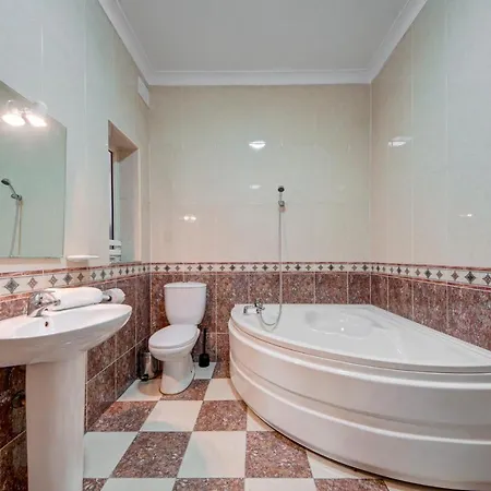 Secluded 3 Bedroom Close To Promenade *