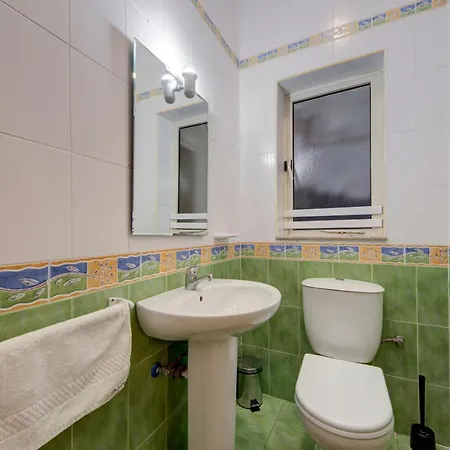 Secluded 3 Bedroom Close To Promenade