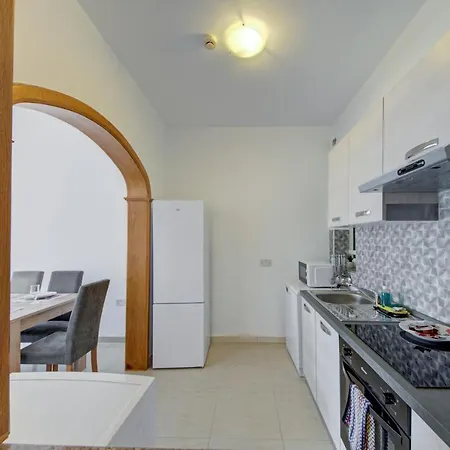 Secluded 3 Bedroom Close To Promenade