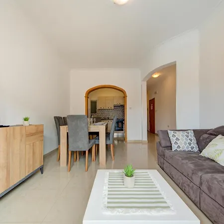 Secluded 3 Bedroom Close To Promenade Apartmán *