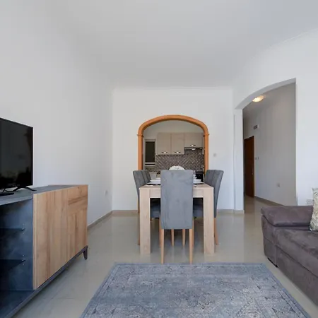 Secluded 3 Bedroom Close To Promenade Appartamento