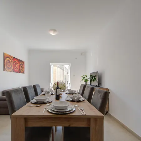 Secluded 3 Bedroom Close To Promenade Apartman Sliema