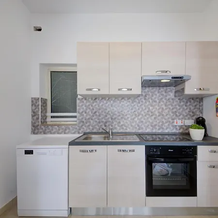 Secluded 3 Bedroom Close To Promenade *